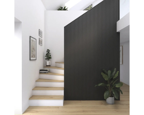 Heller Flur mit Treppe, Wandpaneelen und Zimmerpflanzen