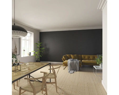 Helles Wohnzimmer mit Holzboden, Esstisch, Stühlen und Sofa vor einer dunklen Wand