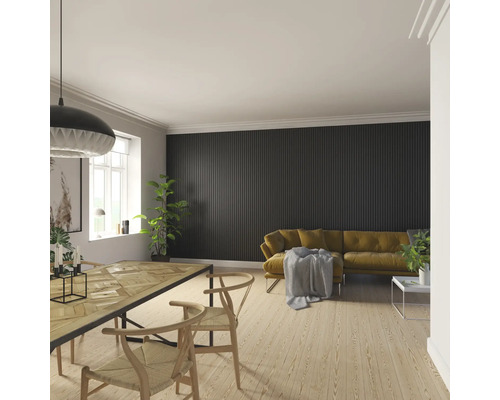 Wohnzimmer mit Esstisch, Stühlen und Sofa vor einer Wandpaneele