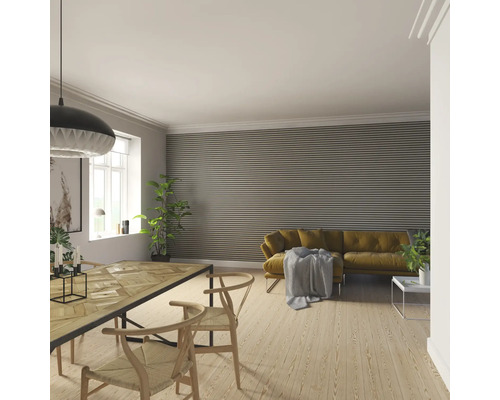 Wohnzimmer mit Esstisch, Stühlen und Sofa vor einer Wand mit Holzpaneelen