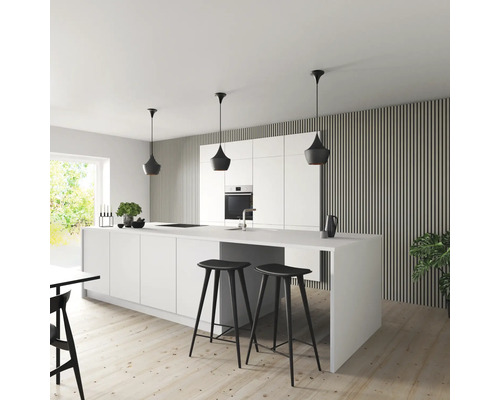 Moderne Küche mit Kücheninsel, Barhockern und Pendelleuchten