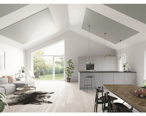 Heller Wohnraum mit offener Küche, Deckenpaneelen und großer Fensterfront.