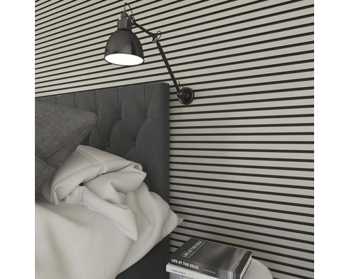 Schlafzimmer mit Wandpaneelen, Nachttischlampe und Bett