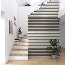 Heller Flur mit Treppe, Holzstufen und Akustikpaneelen an der Wand