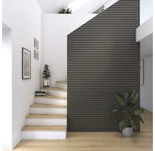 Heller Eingangsbereich mit Treppe, Wandpaneelen und Zimmerpflanzen