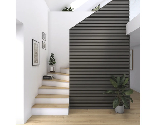 Heller Eingangsbereich mit Treppe, Wandpaneelen und Zimmerpflanzen