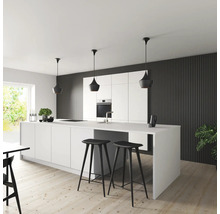 Moderne Küche mit Kücheninsel, Barhockern und Pendelleuchten