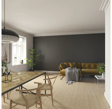 Wohnzimmer mit Holztisch, Stühlen und Paneelwand
