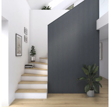 Heller Raum mit Treppe, Wandpaneelen und Zimmerpflanzen