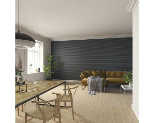 Wohnzimmer mit Esstisch, Stühlen, Sofa und Wandpaneelen