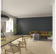 Wohnzimmer mit Esstisch, Stühlen und Sofa vor einer Wand mit Holzpaneelen