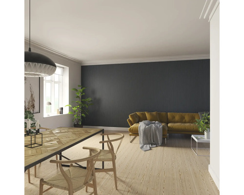 Wohnzimmer mit Esstisch, Stühlen und Sofa vor einer Wand mit Holzpaneelen