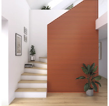 Eingangsbereich mit Treppe, Wandpaneelen und Zimmerpflanzen