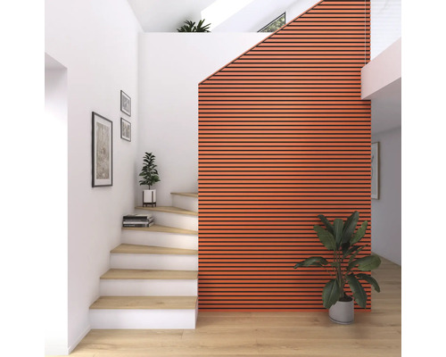 Eingangsbereich mit Treppe, Wandpaneelen und Zimmerpflanzen