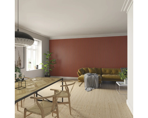 Wohnzimmer mit Akustikpaneelen an der Wand, Esstisch und Sofa