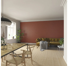 Wohnzimmer mit Holztisch, Stühlen und Wandpaneelen
