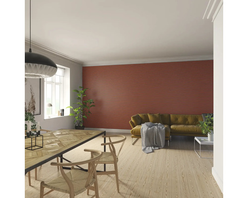 Wohnzimmer mit Holztisch, Stühlen und Wandpaneelen