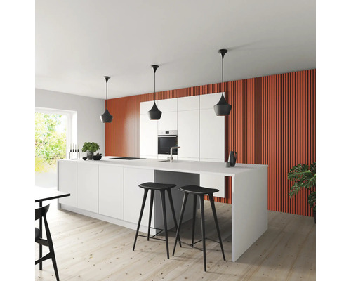 Helle Küche mit Kochinsel, Barhockern und Akzentwand