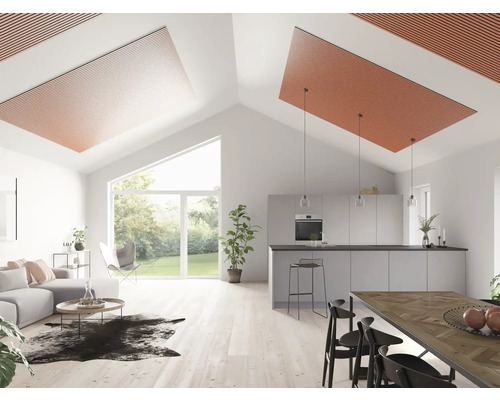 Helles Wohnzimmer mit Akustikpaneelen an der Decke, moderner Einrichtung und offener Küche.