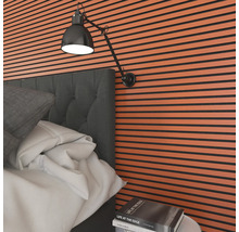 Schlafzimmer mit Wandpaneelen, Bett und Lampe