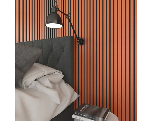 Schlafzimmer mit Wandpaneelen, Bett und Wandleuchte