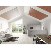 Helles Wohnzimmer mit offener Küche und Holzpaneelen an der Decke