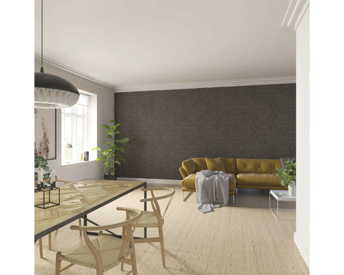 Wohnzimmer mit Esstisch, Stühlen, Sofa und gemusterter Wand