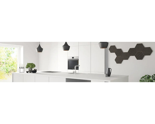 Helle Küche mit Küchenzeile, Spüle, Herd, Backofen und Dekoration