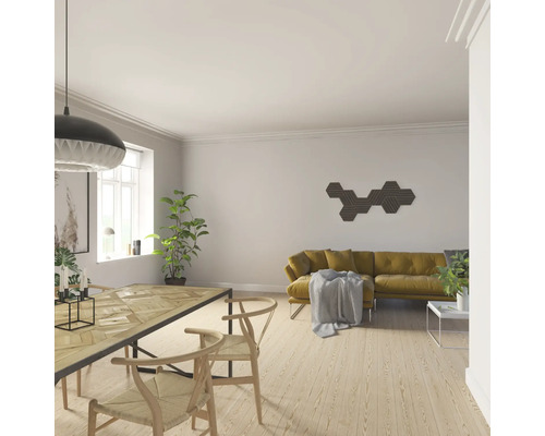 Helles Wohnzimmer mit Esstisch, Stühlen und gelbem Sofa