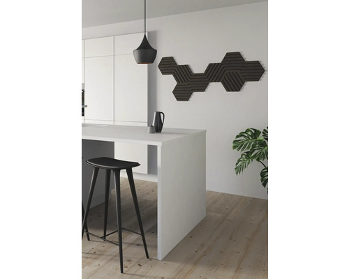 Helle Küche mit Barhocker, Hängelampe und Wandpaneelen