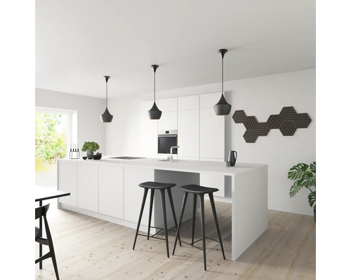 Helle Küche mit Kücheninsel, Barhockern und Pendelleuchten