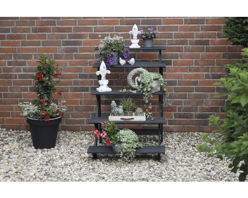 Dekoratives Gartenregal aus Holz mit Pflanzen und Dekoration