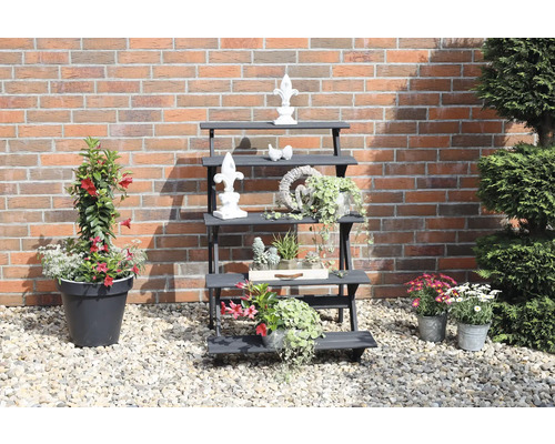 Dekoratives Gartenregal aus Holz mit Zierobjekten und Pflanzen