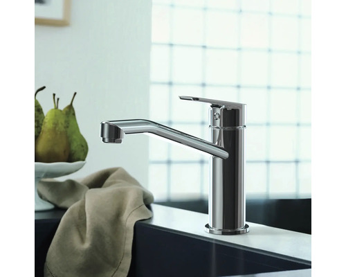 Spültischarmatur aus Metall auf einer Spüle mit Dekoration