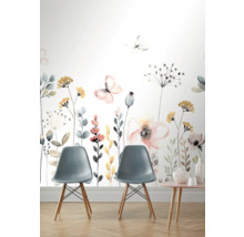 Wandgestaltung mit Blumen- und Schmetterlingsmotiven, kombiniert mit Stühlen und Tisch.