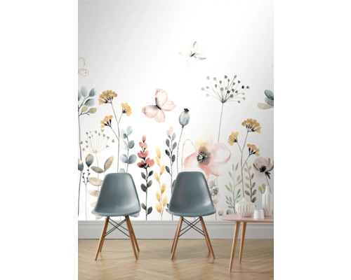 Wandgestaltung mit Blumen- und Schmetterlingsmotiven, kombiniert mit Stühlen und Tisch.