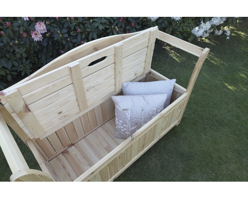 Geöffnete Holzauflagenbox mit Kissen