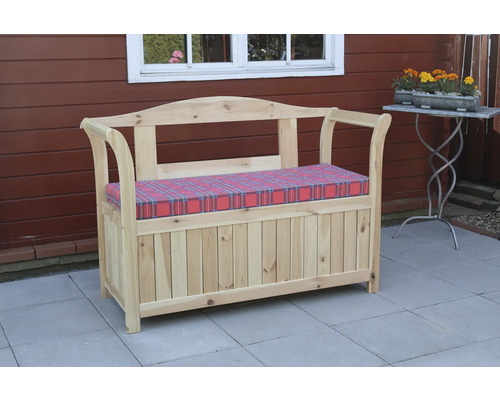 Holzbank mit Stauraum und kariertem Kissen für den Garten