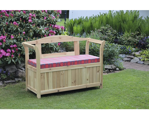 Gartenbank aus Holz mit Stauraum und Sitzkissen im Garten
