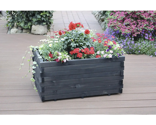 Holzblumenkasten mit verschiedenen Blumen bepflanzt im Garten