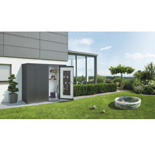 Geräteschrank aus Metall im Garten mit geöffneter Tür