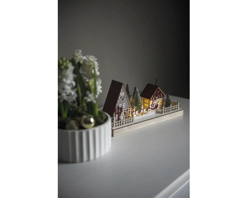 Dekorative Holz-Weihnachtslandschaft mit Häusern und Weihnachtsmann