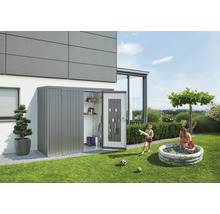 Gartenszene mit einem Geräteschuppen an einem Haus, inklusive Gartengeräten und spielenden Kindern in einem Pool.