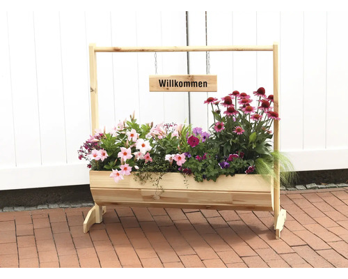 Blumenkasten aus Holz mit Aufschrift Willkommen und verschiedenen Blumen