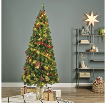 Dekorierter Weihnachtsbaum mit Geschenken im Wohnzimmer