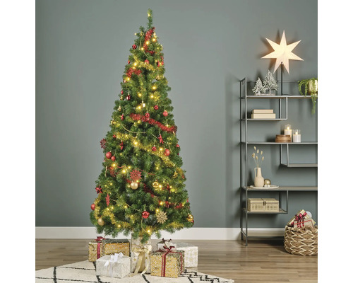 Dekorierter Weihnachtsbaum mit Geschenken im Wohnzimmer