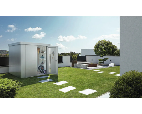 Gartenschrank aus Metall mit geöffneter Tür auf einer Rasenfläche