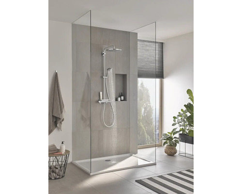 Helles Badezimmer mit begehbarer Dusche, Duscharmatur und Glaswänden