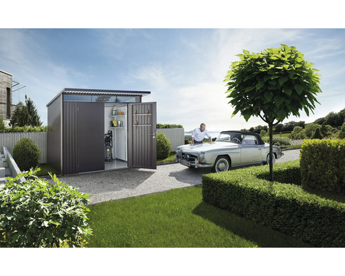 Gartenszene mit Gerätehaus, in dem ein Hochdruckreiniger und Regale zu sehen sind, und einem Mann, der ein Auto putzt.