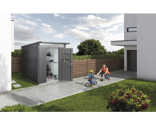 Gartenszene mit Metallgartenhaus, Mutter und Kind mit Fahrrad